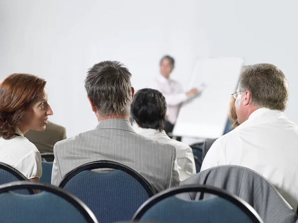 Trabajadores Oficina Escuchando Una Presentación — Foto de Stock