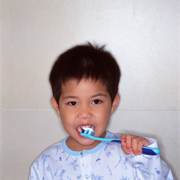 Мальчик Чистит Зубы — стоковое фото