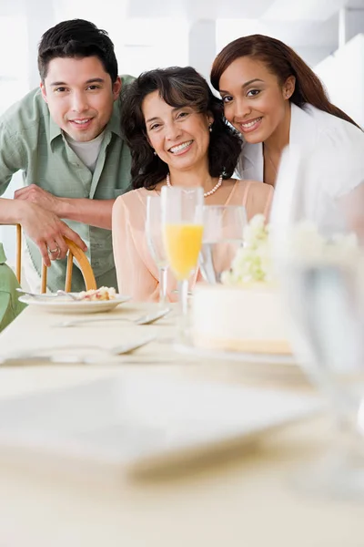 Familia Feliz Casa —  Fotos de Stock