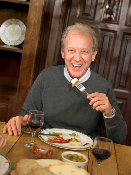 シニア大人の男性を食べてランチ笑みを浮かべてください — ストック写真