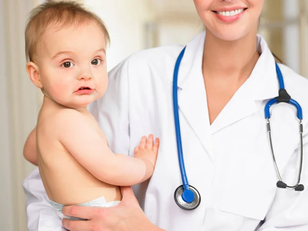 Médico Portando Bebé Niño —  Fotos de Stock