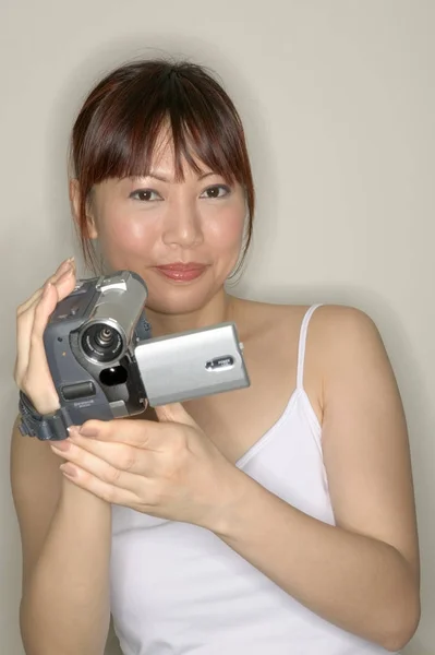 Kobieta Używająca Kamery Wideo — Zdjęcie stockowe
