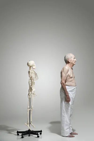 Ηλικιωμένος Άνθρωπος Στέκεται Κοντά Ένα Σκελετό — Φωτογραφία Αρχείου