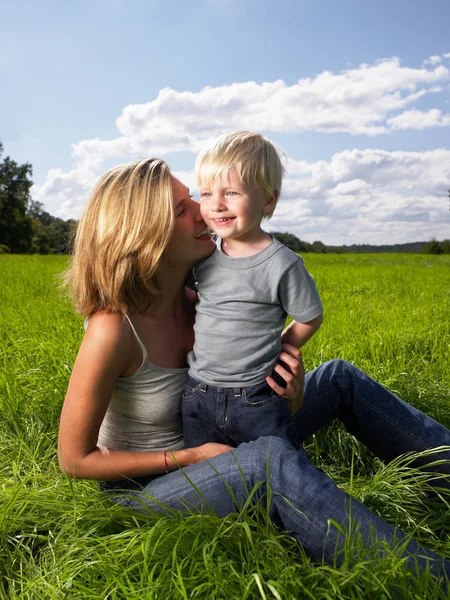 Madre Hijo Jugando Campo — Foto de Stock