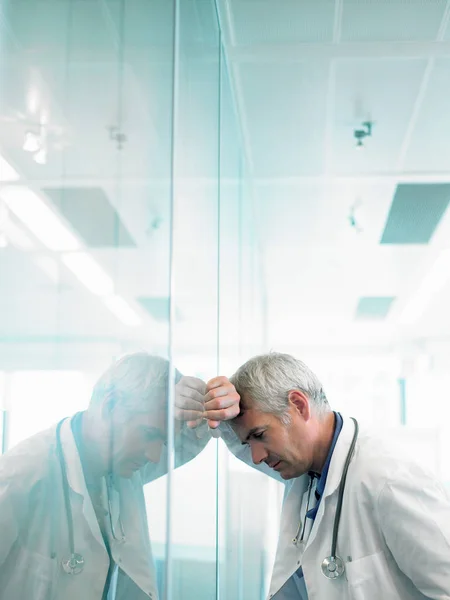 Médico Masculino Preocupado Hospital — Fotografia de Stock