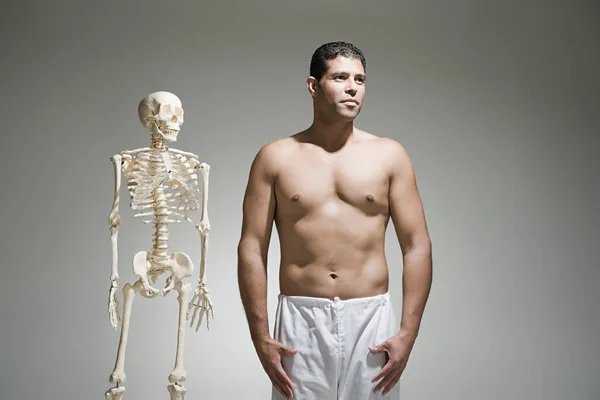 Férfi Egy Csontváz Izolált Fehér Alapon — Stock Fotó