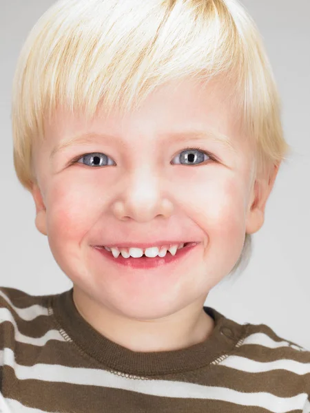 Jongetje Glimlachend Geïsoleerd Witte Achtergrond — Stockfoto