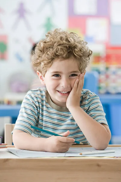 Niño Con Mano Cara —  Fotos de Stock