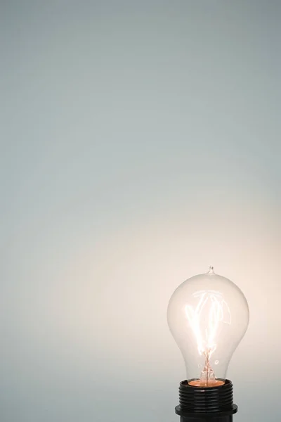 Ampoule allumée sur blanc — Photo