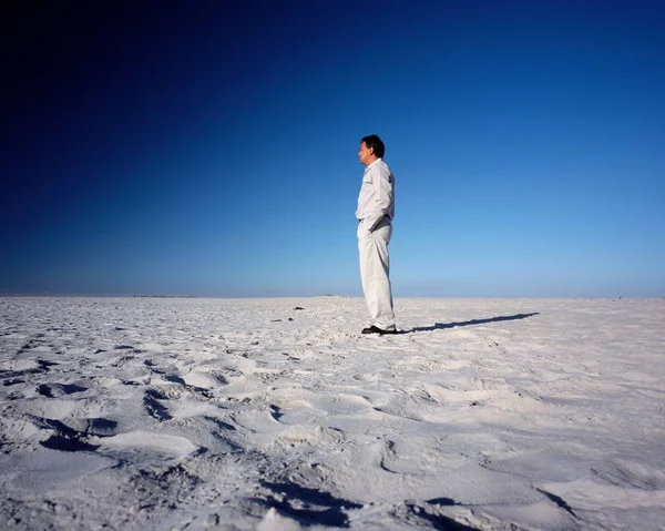 Homem Praia Contra Céu Azul — Fotografia de Stock