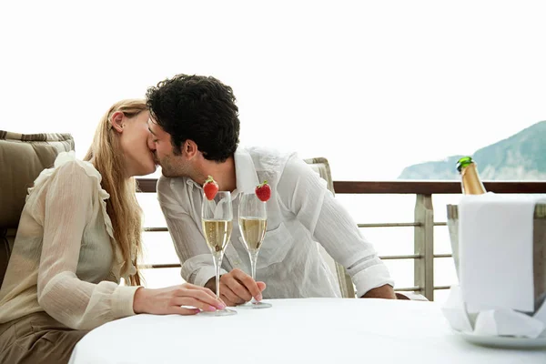 Jeune Couple Embrasser Avec Champagne — Photo