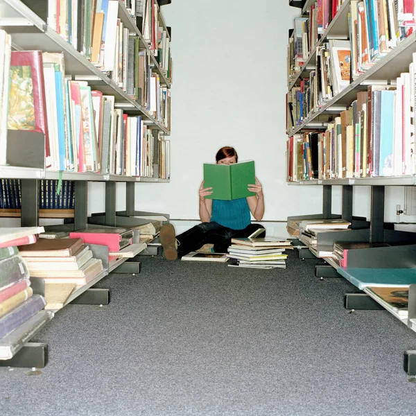 Mädchen Liest Der Bibliothek — Stockfoto