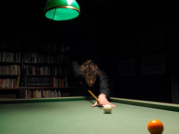 Férfi Játszik Snooker Sötét Szobában — Stock Fotó