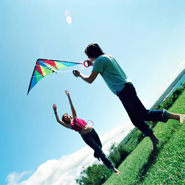 Couple Playing Kite Outdoors — Stock Photo, Image