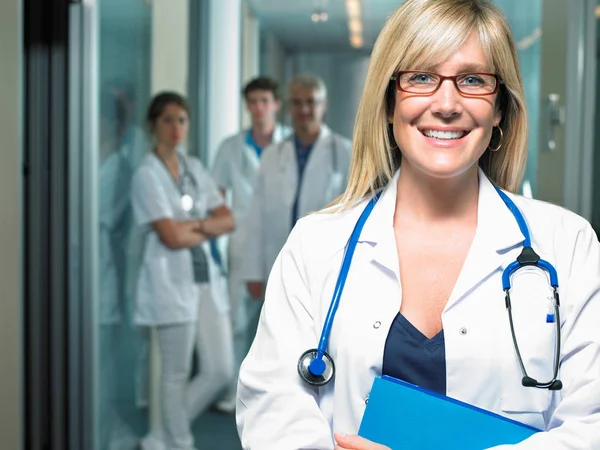 Grupo Cuatro Médicos Vestíbulo — Foto de Stock