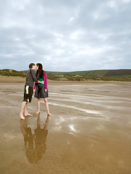 Pareja Joven Besándose Playa — Foto de Stock