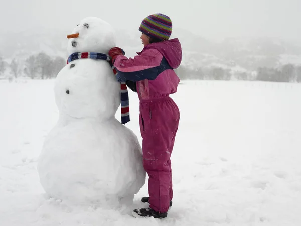 Escarcha Chica Contra Hombre Nieve —  Fotos de Stock