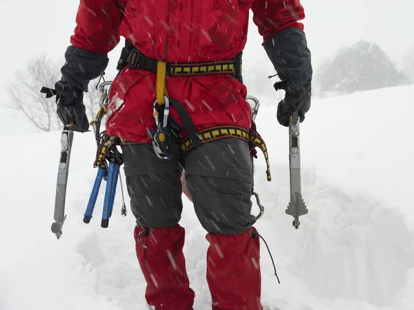 Plan Recadré Alpiniste Mâle Avec Équipement Sous Neige — Photo