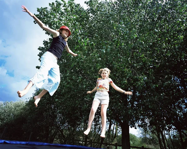 Zwei Mädchen Springen Auf Trampolin — Stockfoto