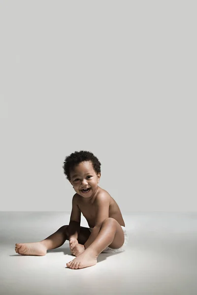 白い背景に孤立した男性の幼児を笑顔 — ストック写真