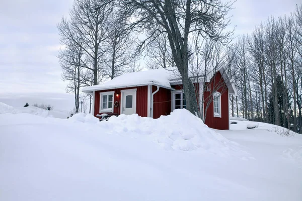 Ferienhaus mit schneebedecktem Dach — Stockfoto