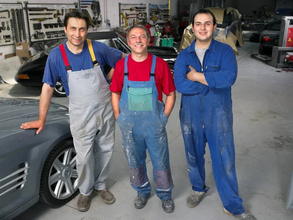 Tres Trabajadores Garaje — Foto de Stock
