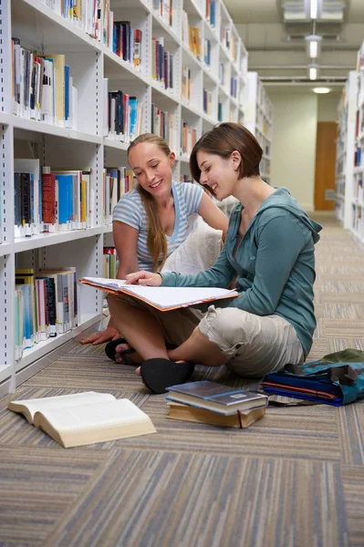 Jóvenes Estudiantes Una Biblioteca —  Fotos de Stock