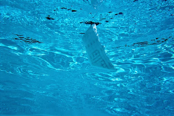 Zinkende boot van papier in zwembad — Stockfoto