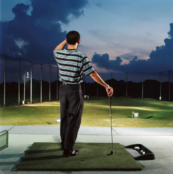 Golf Sahasında Pratik Yapan Bir Adam — Stok fotoğraf