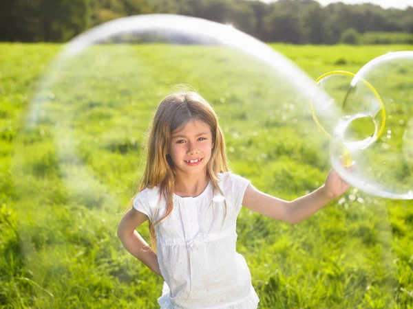 Niña Haciendo Burbujas Jabón — Foto de Stock