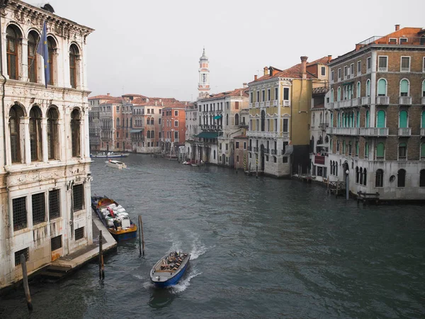 De oude stad Venetië met boten — Stockfoto