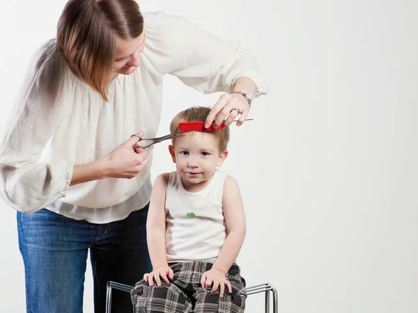 Madre Cortando Pelo Del Hijo —  Fotos de Stock