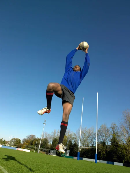Rugby Player Alıcı Top — Stok fotoğraf