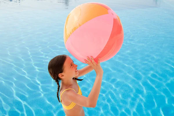 Chica Con Balón Playa Junto Piscina — Foto de Stock
