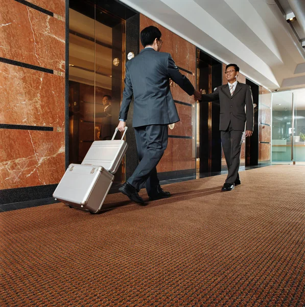 Kerekes Bőröndös Üzletember Hotelben — Stock Fotó