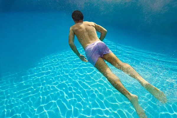 Giovane Uomo Che Nuota Sott Acqua Piscina — Foto Stock