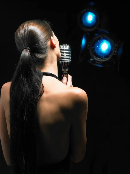 Back Woman Singing Microphone — Stock Photo, Image