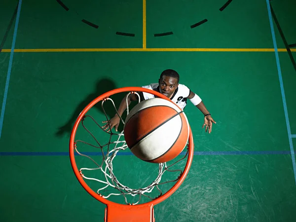 Basketbolcu Sahada Sayı Yapıyor — Stok fotoğraf