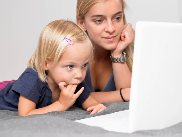 Tytär Äiti Katsomassa Kannettavaa Tietokonetta — kuvapankkivalokuva