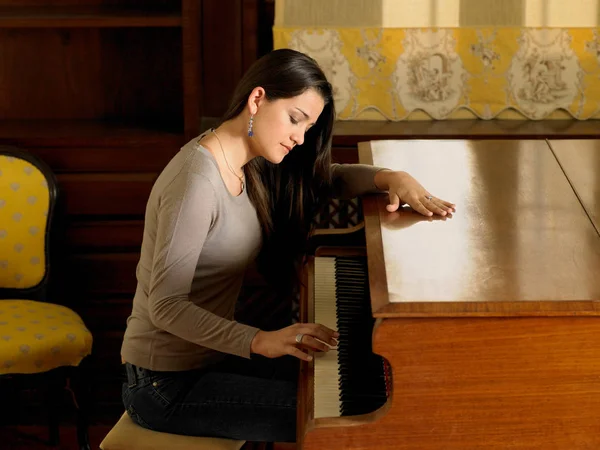 Giovane Donna Che Suona Pianoforte Con Una Mano — Foto Stock
