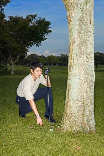 Asijský Muž Hraje Golf — Stock fotografie