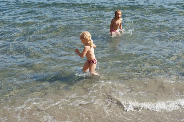 Niños Jugando Olas Playa — Foto de Stock