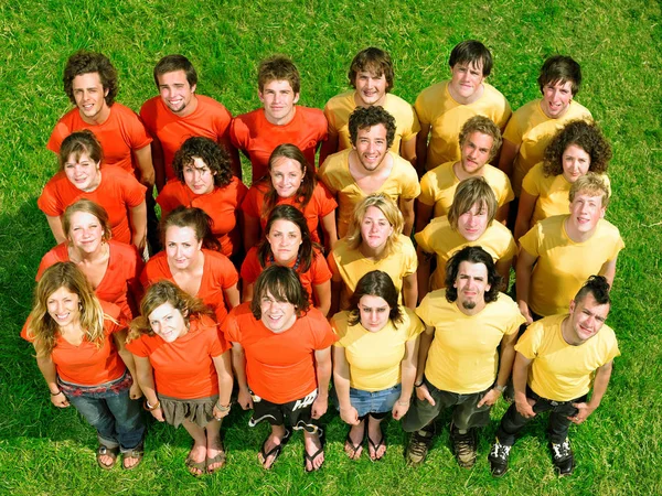Grupa Młodych Ludzi Stojąca Trawie — Zdjęcie stockowe
