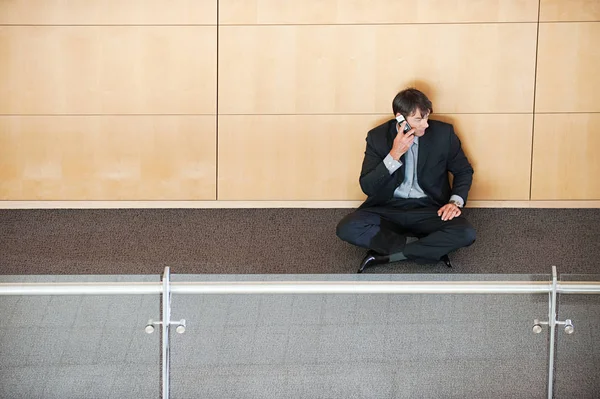 Homme Affaires Assis Dans Couloir Utilisant Téléphone Portable — Photo