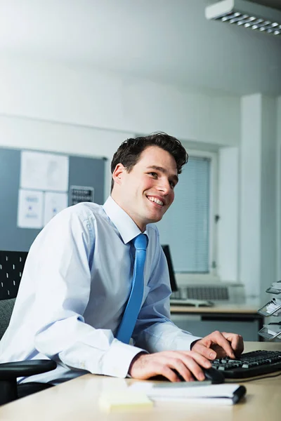 Trabalhador Escritório Usando Computador — Fotografia de Stock