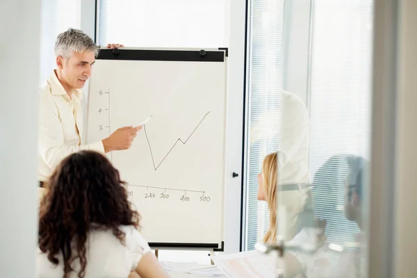 Hombre Con Rotafolio Reunión Oficina — Foto de Stock