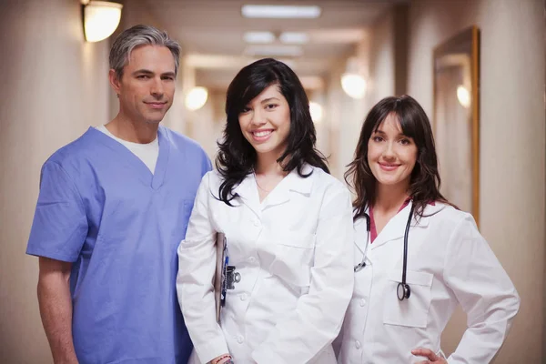 Vrouwelijke Artsen Mannelijke Chirurg Glimlachen — Stockfoto