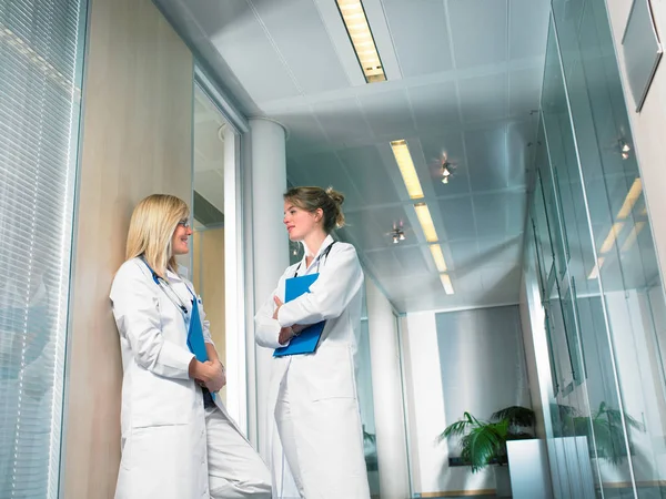 Duas Médicas Discussão — Fotografia de Stock