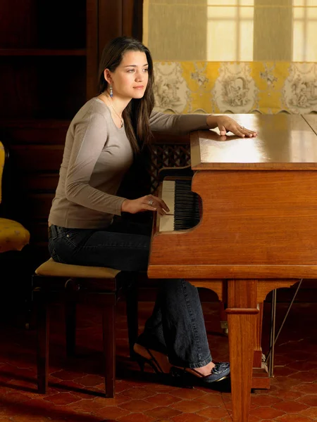 Giovane Donna Che Suona Pianoforte Con Una Mano — Foto Stock