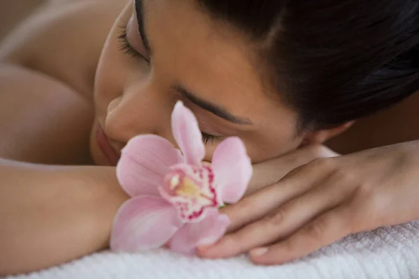 Ung Kvinna Massage Bord Med Orkidé Blommor — Stockfoto